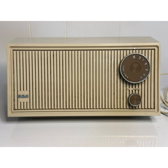 VTG Retro RCA RZA31W AM Tabletop Radio - Classic Beige Plastic - Works Tested - Picture 2 of 8